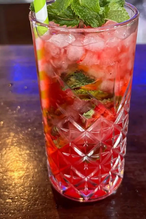 Mojito de fresa con hierbabuena