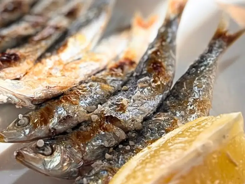 Plato de sardinas al espeto con limón